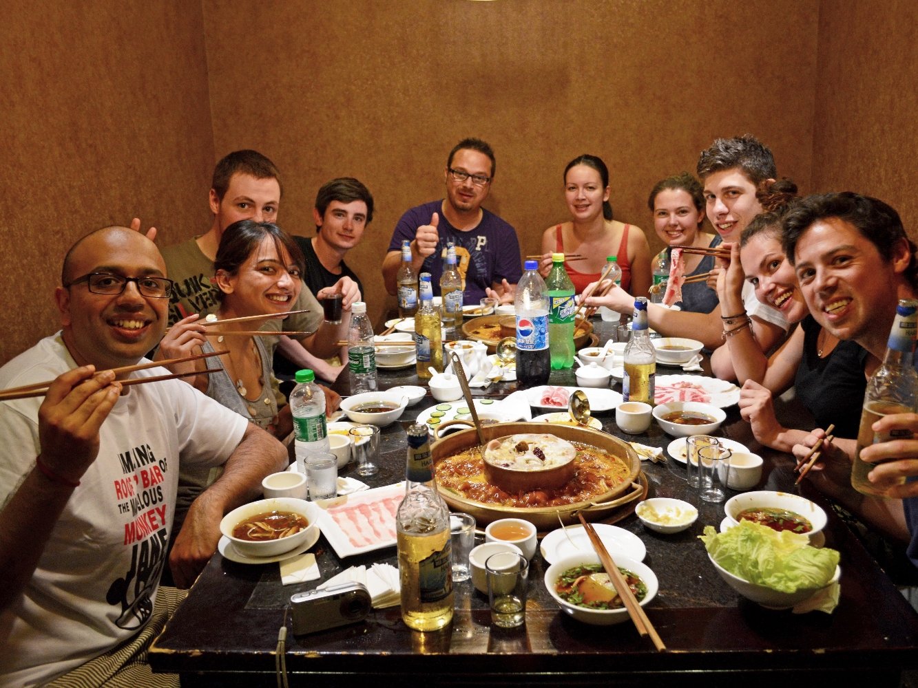 Backpacker beim gemeinsamen Abendessen