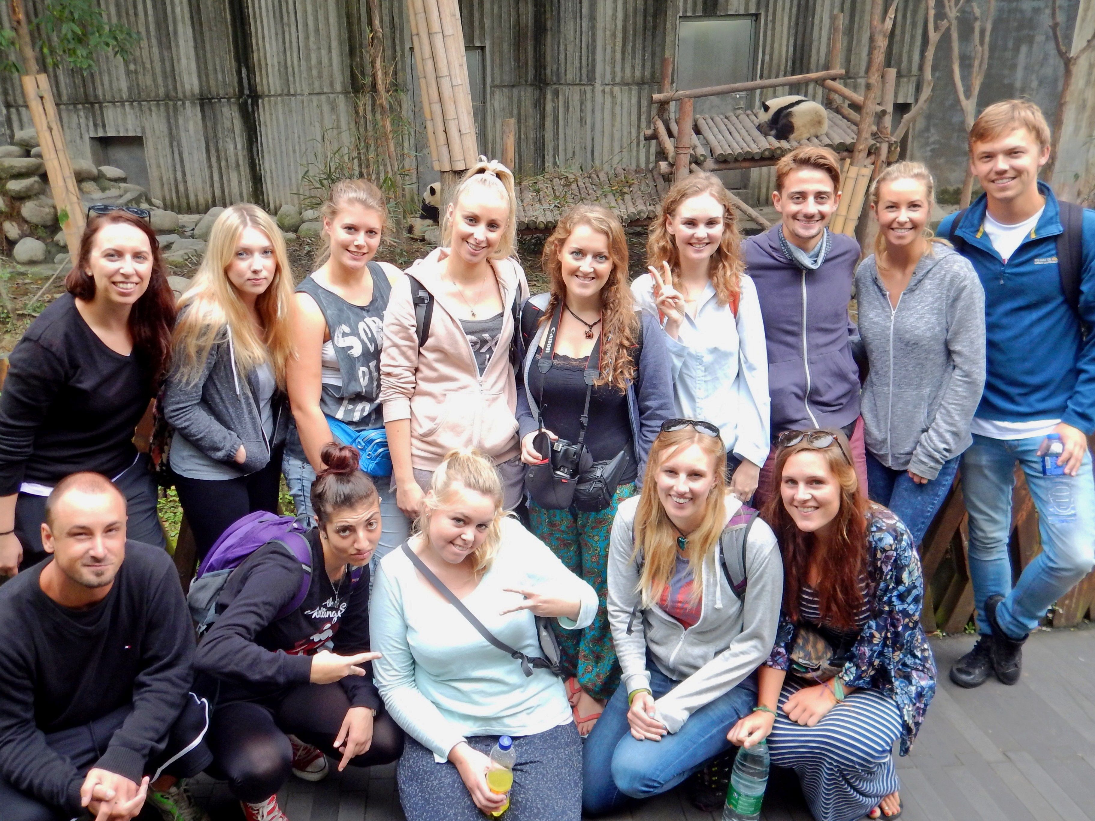 Reisegruppe bei der Panda Station