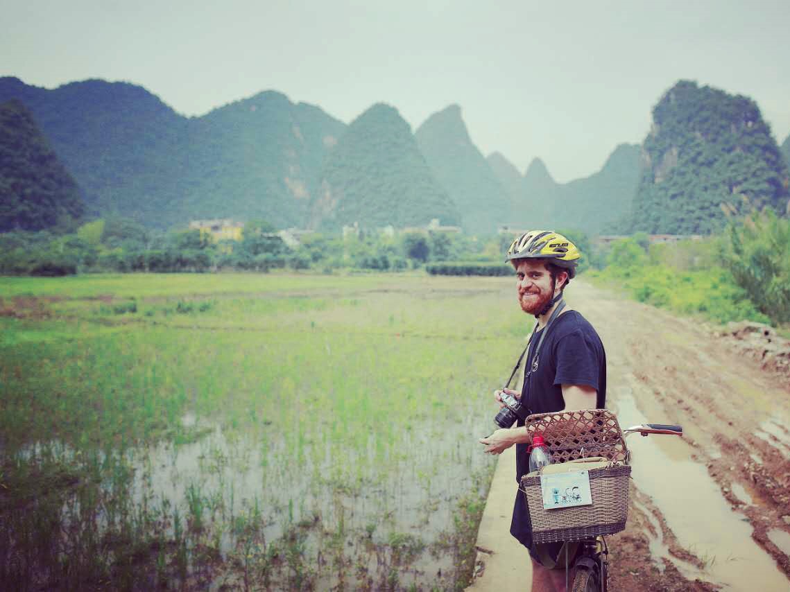 Backpacker vor den Yangshuo Bergen