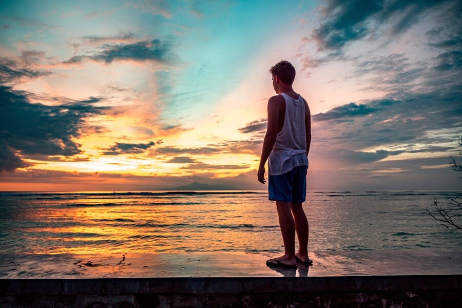 Backpacker schaut sich den Sonnenuntergang an