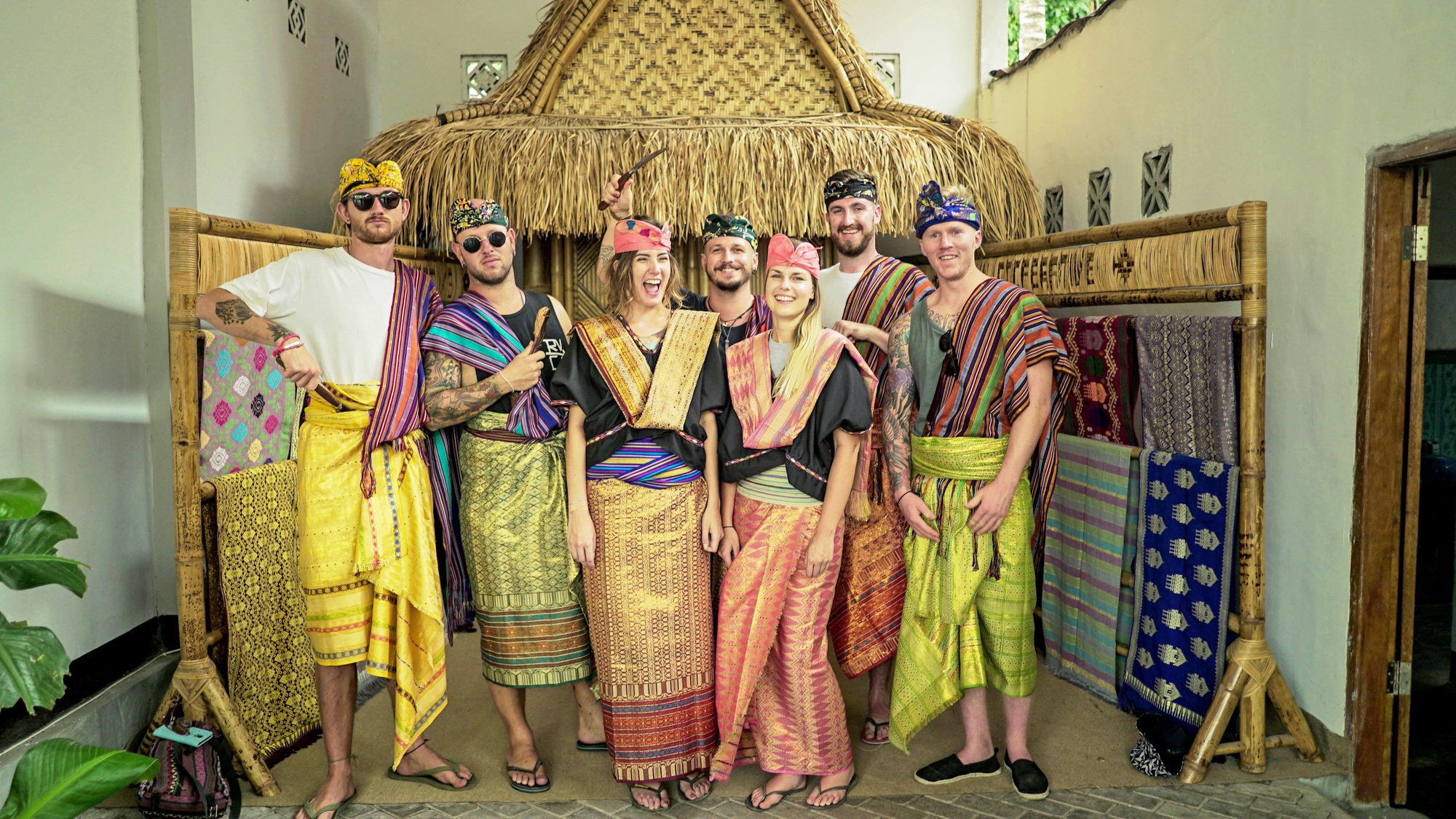 Gruppe in indonesischem Gewand