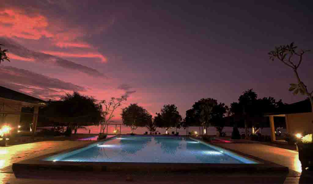 Pool bei Nacht