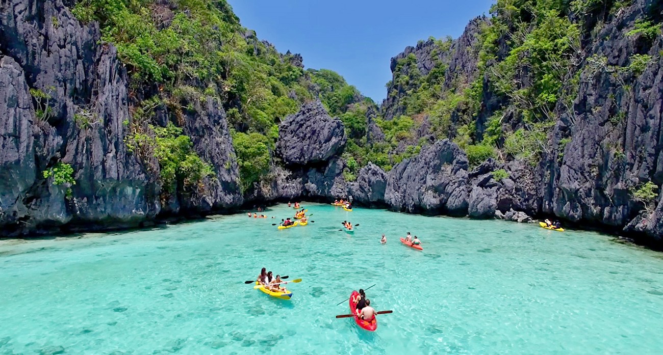 Kayaks vor Insel