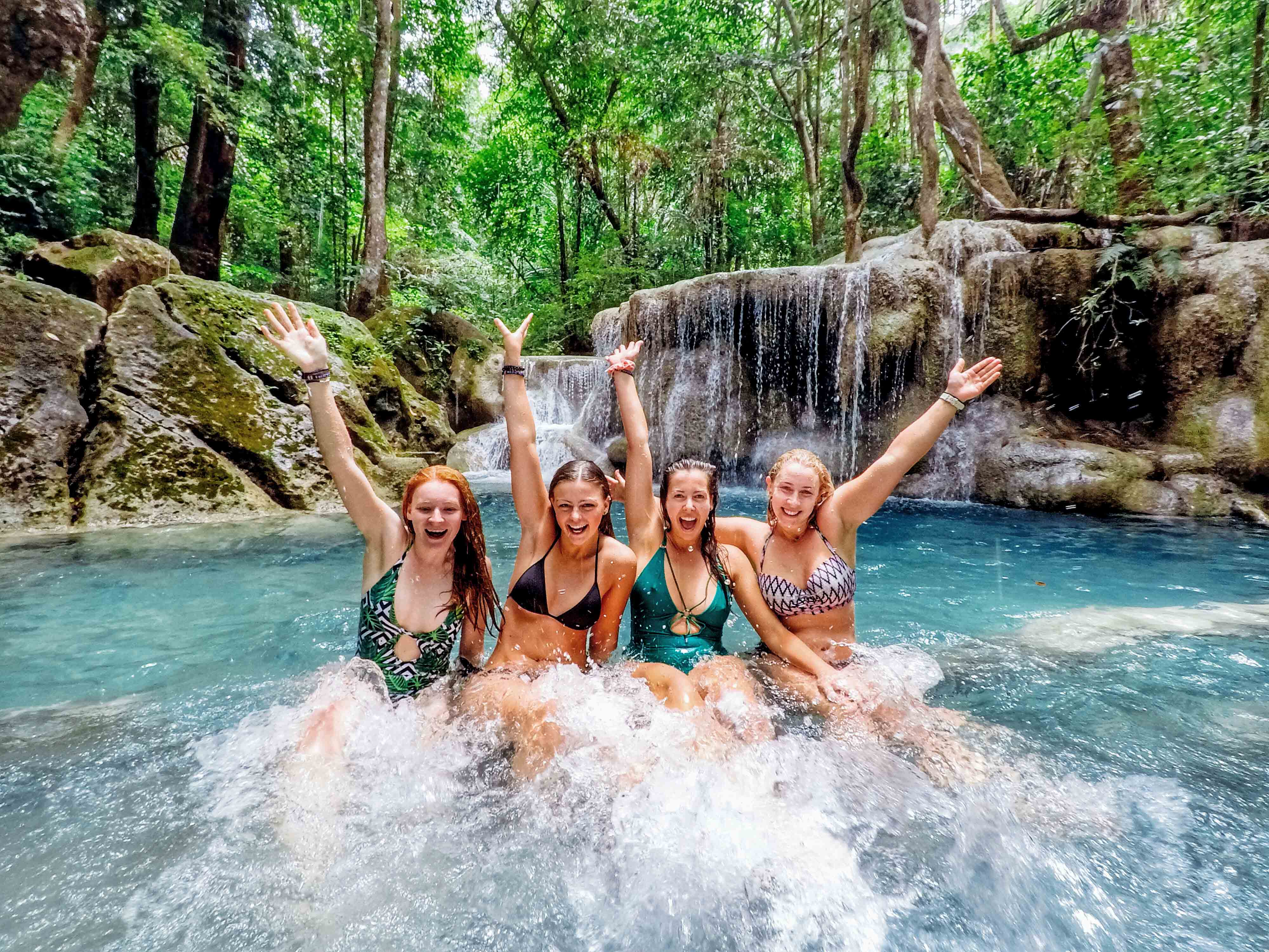 Teilnehmer im Wasserfall