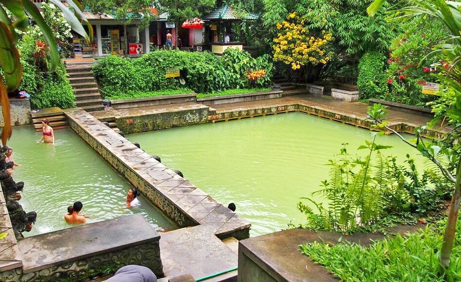 Pool bei Hostel auf Bali