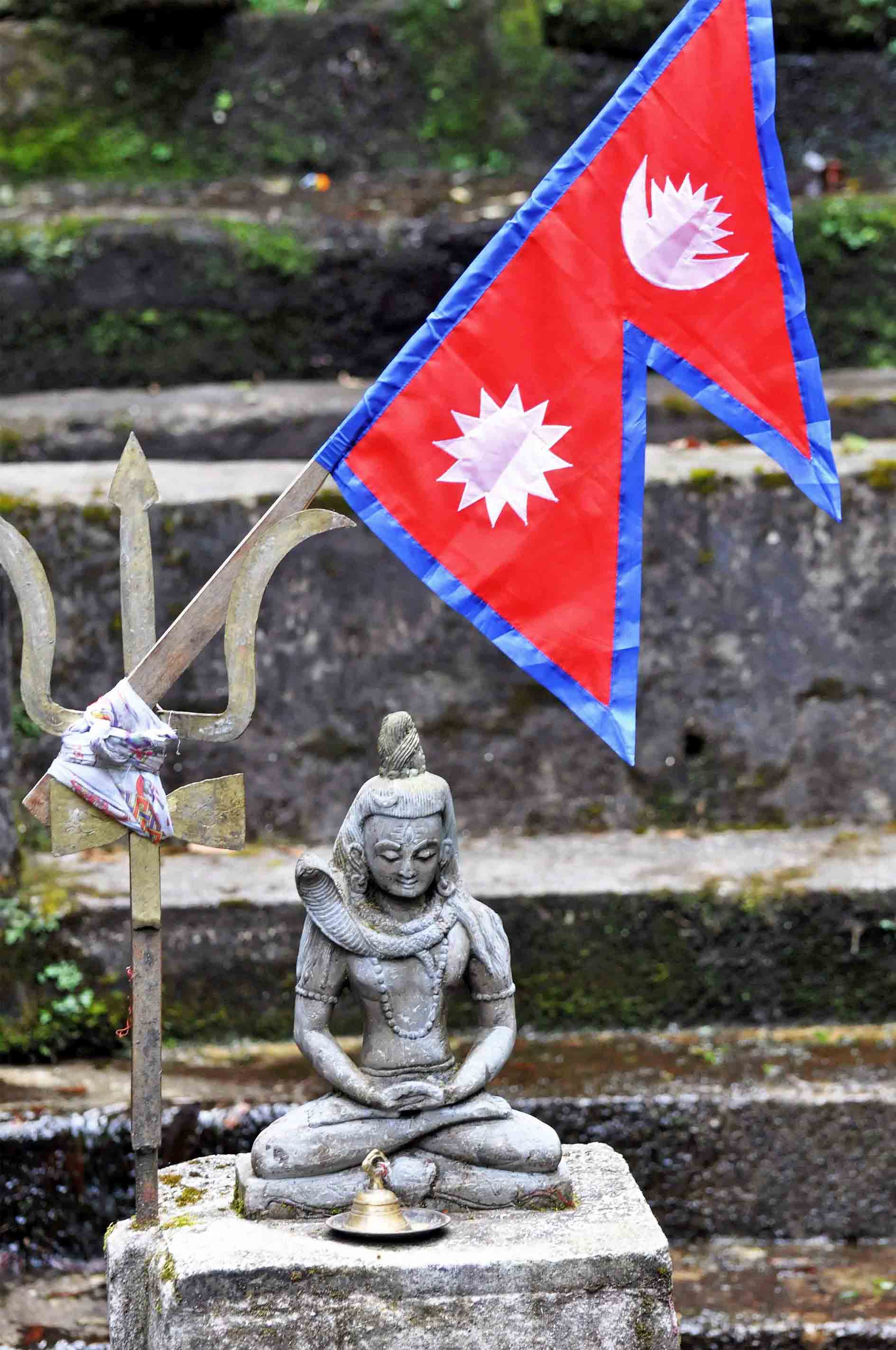 Buddha mit Nepal Fahne